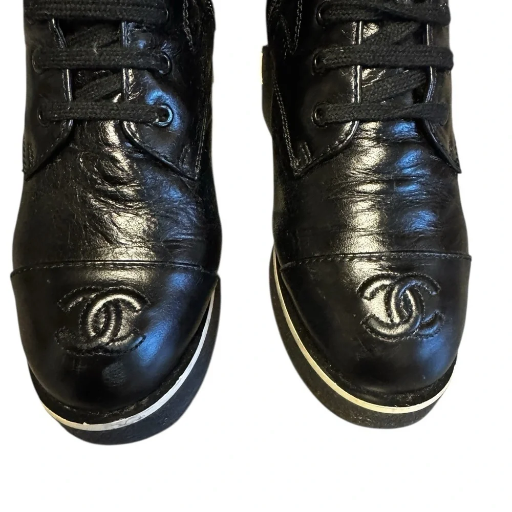 Chanel 21C Black Patent Leather Combat Lace Up Tie Ankle Short Heel boots S36